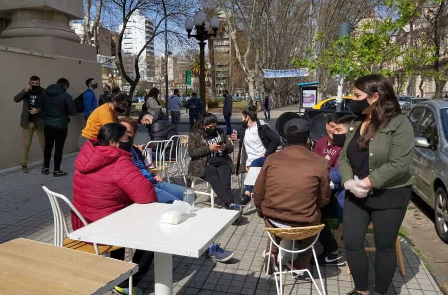 Gastronómicos montaron un restaurante en la calle para exigir medidas ante la crisis: los 5 puntos del reclamo