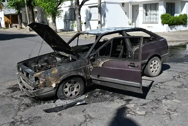 Así quedó el Volkswagen Gol luego del incendio
