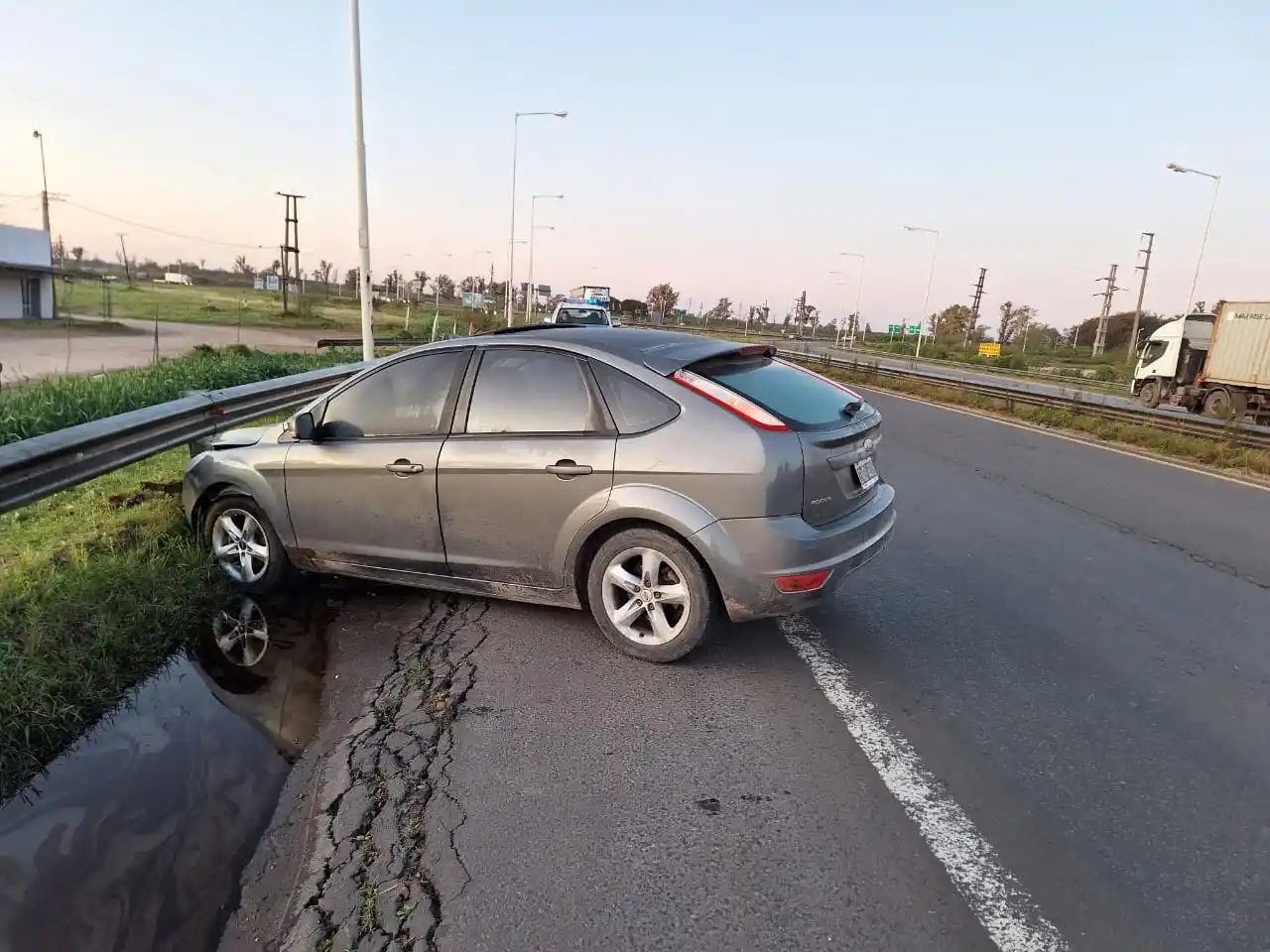 Un viajante despistó con su automóvil en la autovía Artigas