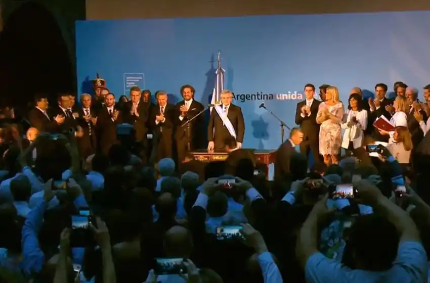 Alberto Fernández tomó juramento a sus ministros en el Museo del Bicentenario  