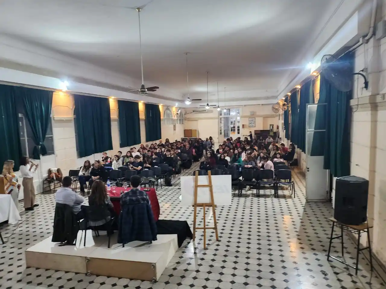 Ante un salón de actos colmado, García y Magi expusieron sobre los puntos clave de “Municipio para armar” en el IES N° 7. Foto: Gentileza