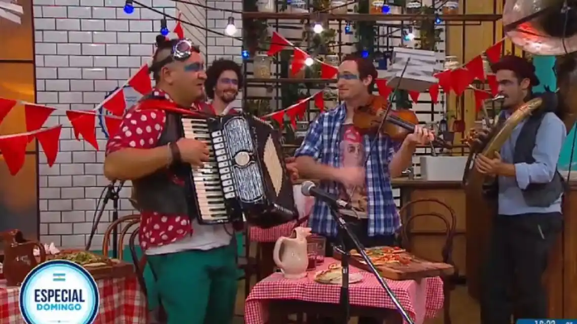 Cocineros cantaron "el hit del verano, MMLPQTP" en la TV Pública y tuvieron que pedir disculpas