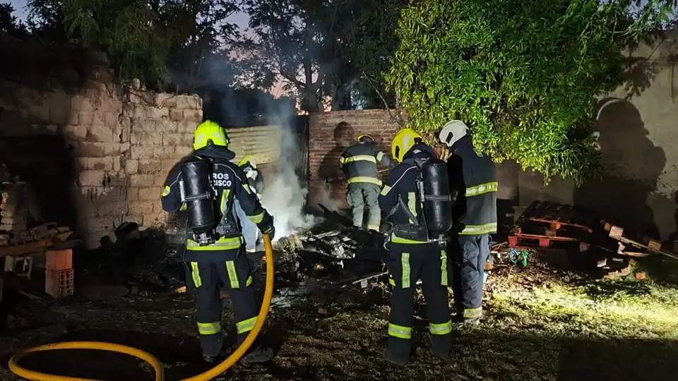 El principio de incendio ocurrió en el patio de una vivienda.