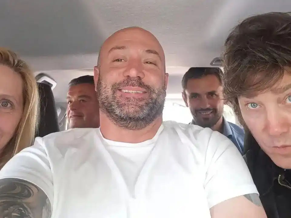 Al centro, Diego Spagnuolo.