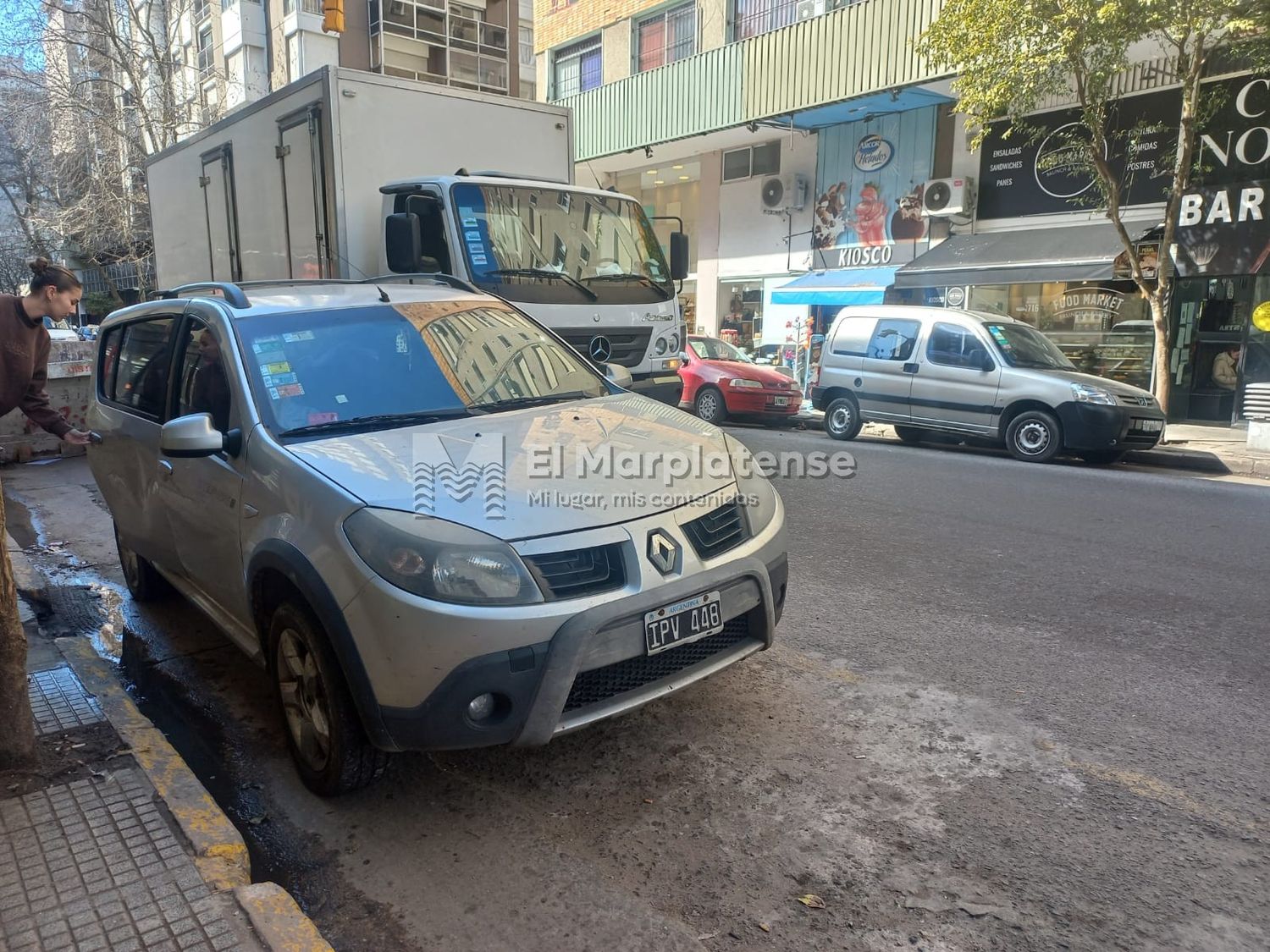 "Fueron dos minutos": la bronca de una joven a la que le desvalijaron el auto en el centro