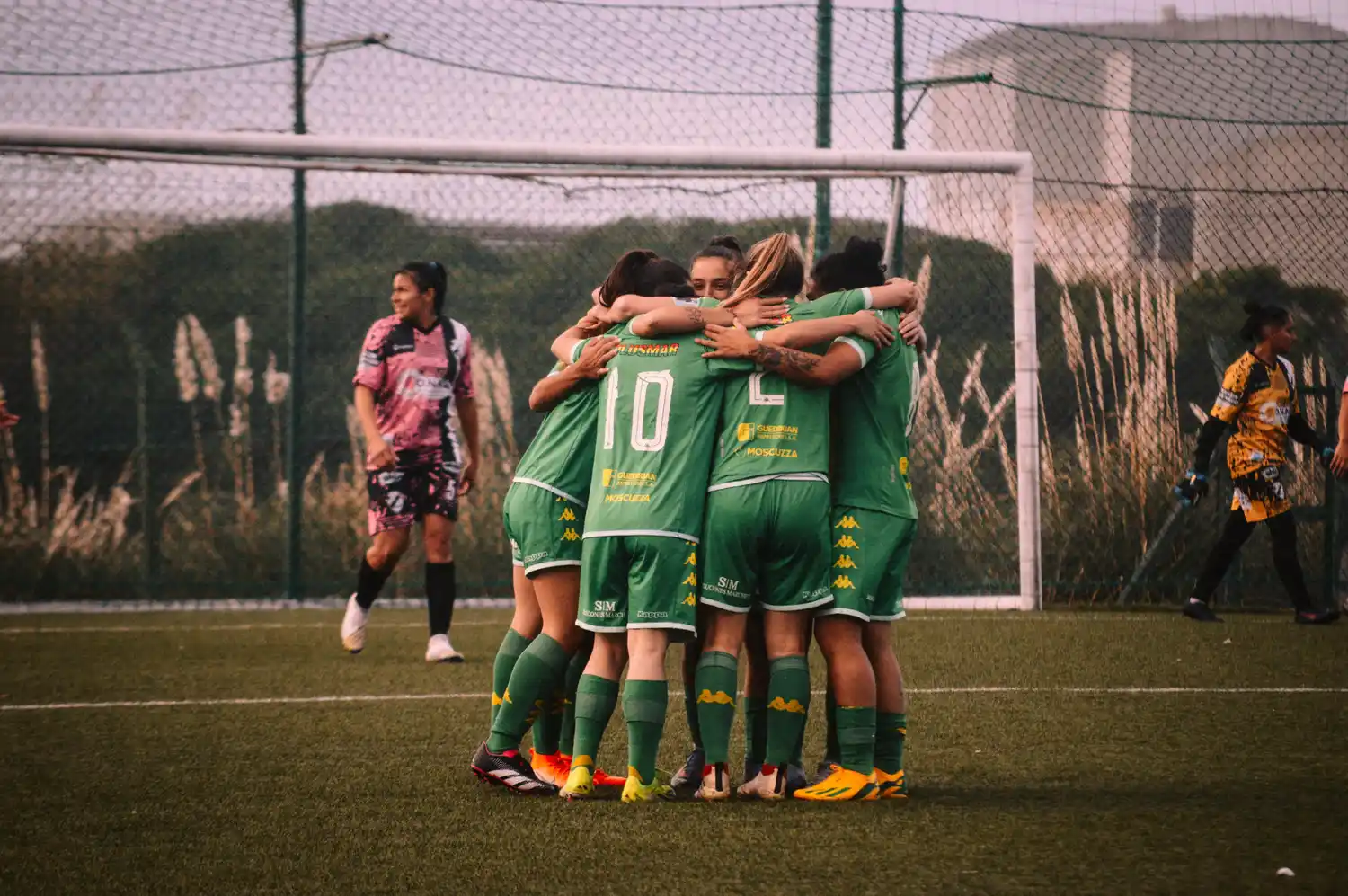 Las "Tiburonas" durante la celebración de uno de los tantos (FOTO: Prensa Aldosivi)