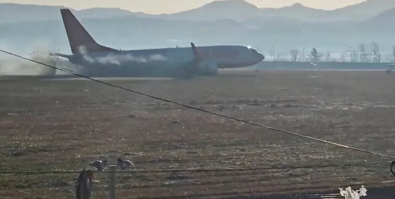 El avión largaba humo previo al impacto. Captura de video