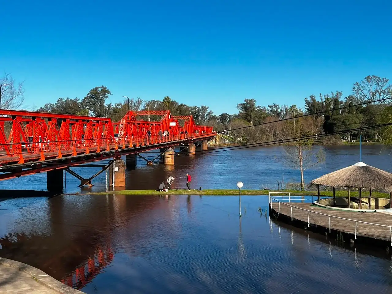 El río experimentó un leve descenso, pero mantienen la vigilancia ante posibles inundaciones