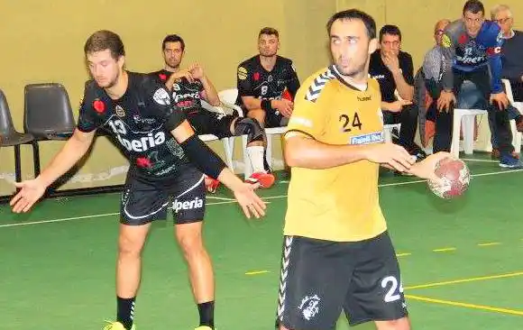 Handbol: Alvarez debutó con cinco goles en su nuevo equipo