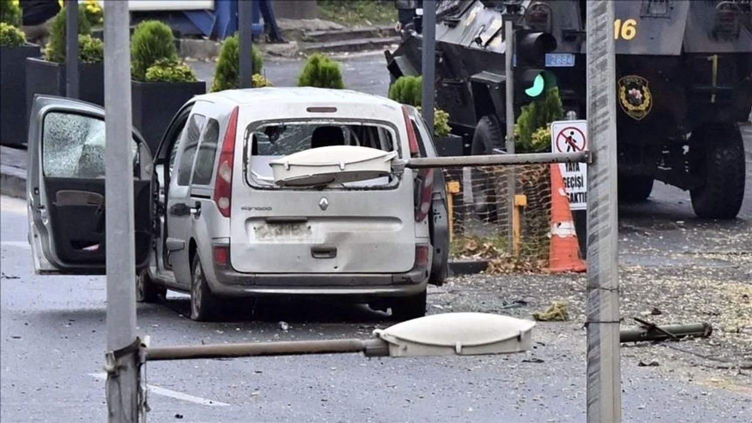 Vehículo utilizado por terroristas en Ankara