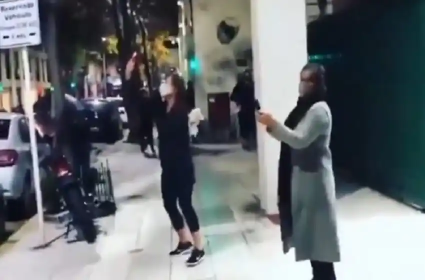 Fiesta y escándalo: bailaban Sergio Denis, llegó la policía y se armó un cacerolazo 