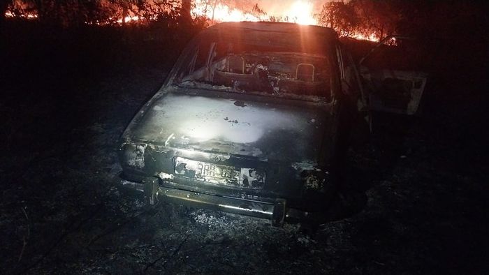 Armados, robaron y maniataron a los dueños de un comercio: el auto en el que huyeron apareció incendiado - 1