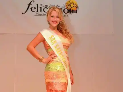 La menor desfigurada con un vidrio fue Princesa en una fiesta regional 