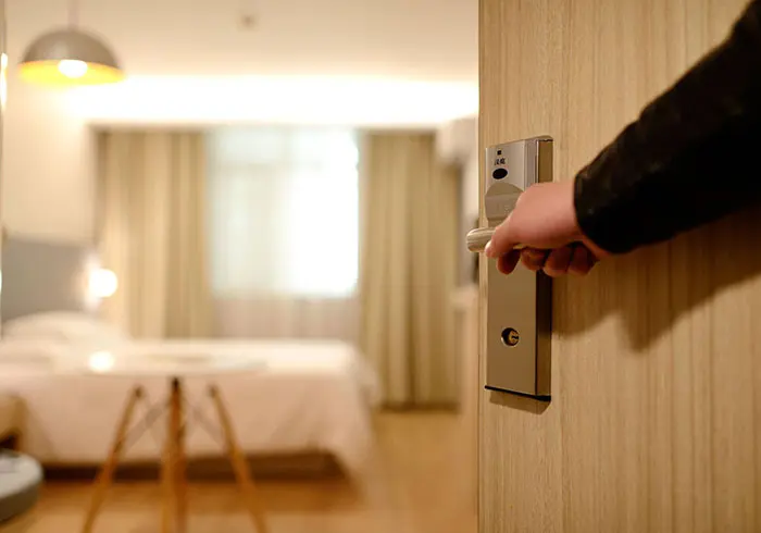 Hoteleros presentan protocolo para alojar a los viajantes