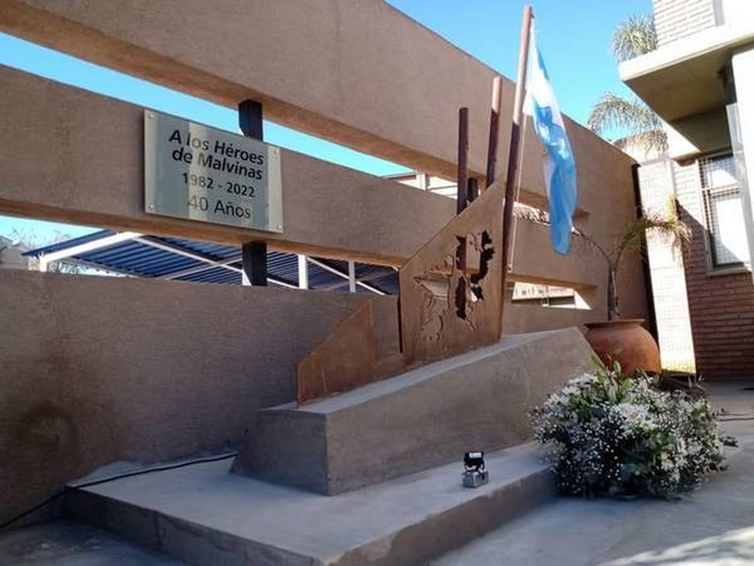 Monumento a los Héroes de Malvinas en el frente del edificio de la UTN. Foto: Gentileza