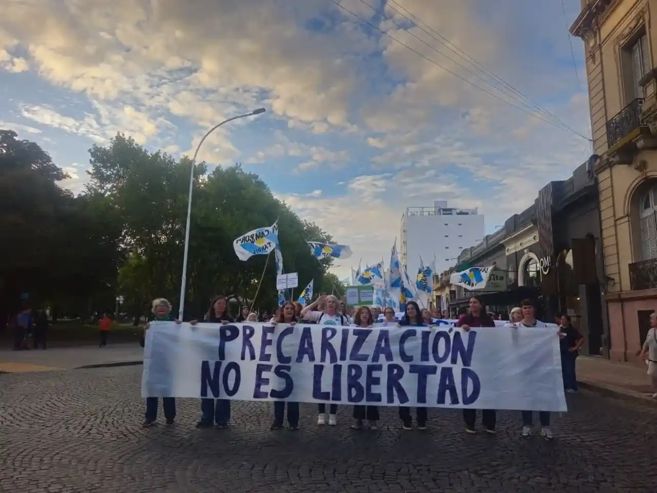 El frente de la marcha, con la consigna de este año.