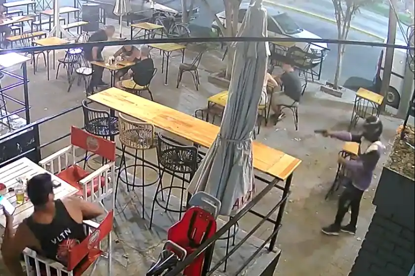 Video: dejó una nota y quiso balear un bar en Rosario pero se trabó el arma
