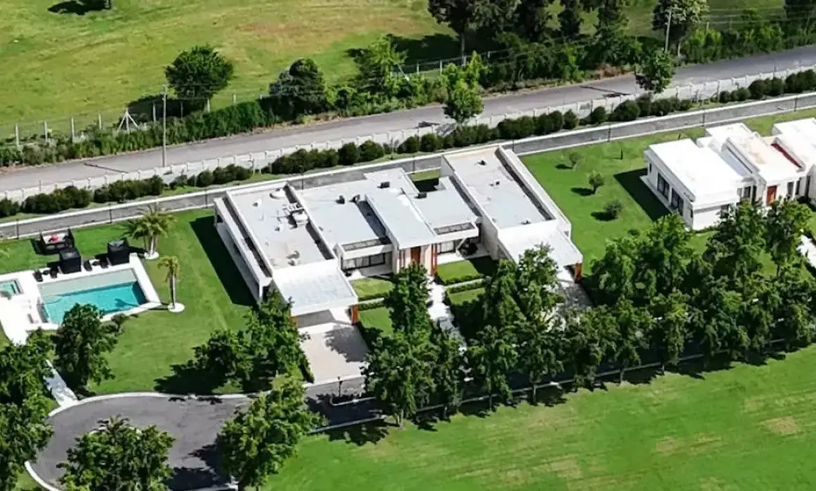 Allanan una mansión en Villa Rosa y encuentran 54 vehículos de lujo