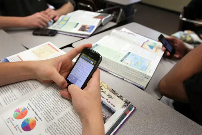 Cuál es el tiempo promedio que usan los celulares los adolescentes en Argentina