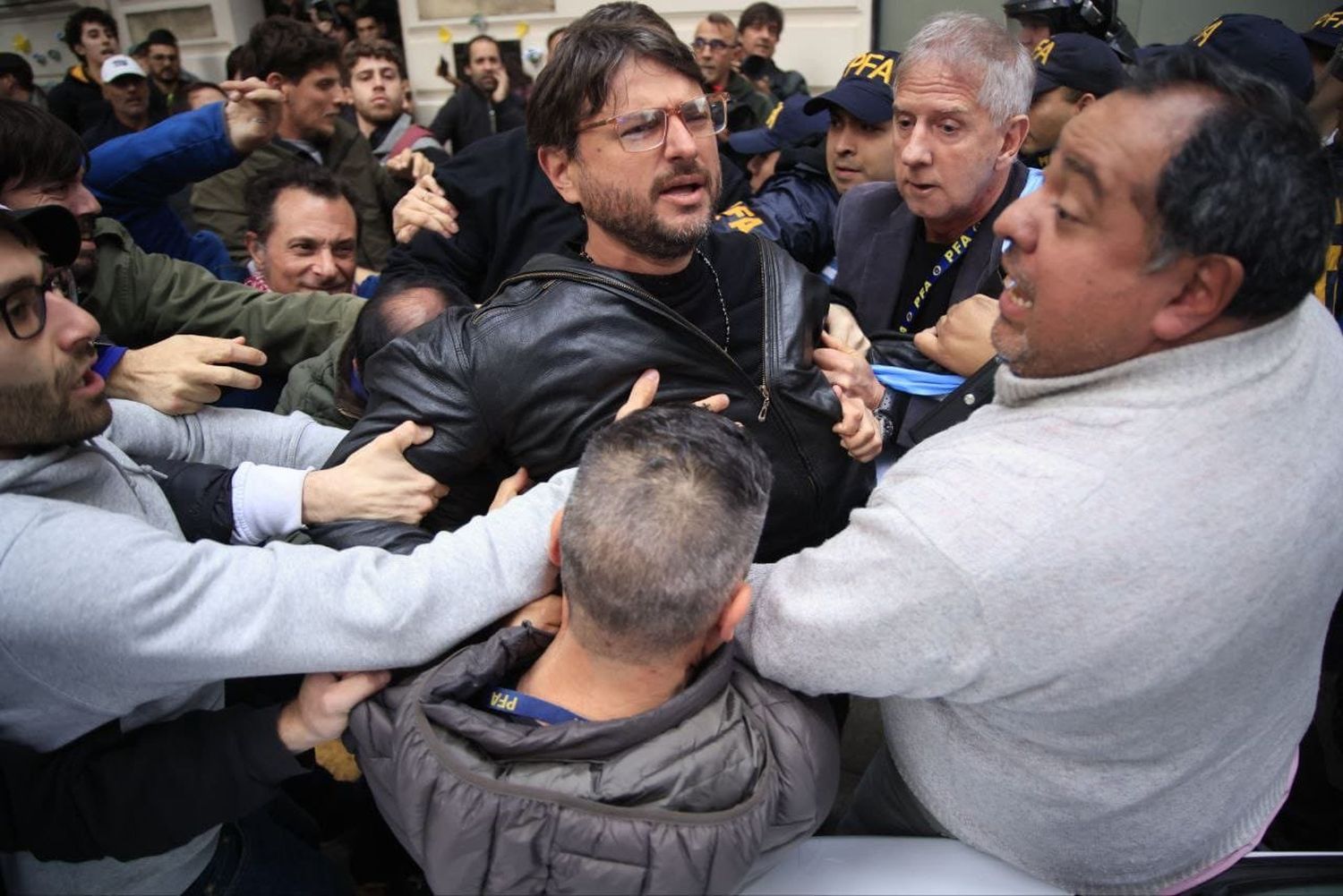 Tensión en Recoleta: Grabois terminó detenido tras atrincherarse en el Instituto Perón, cerrado por el Gobierno de Milei