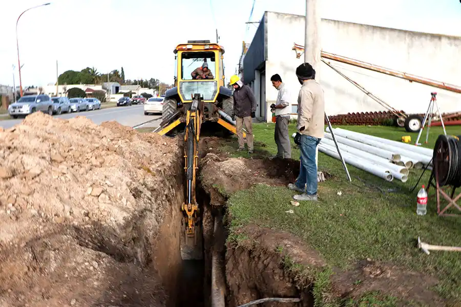 Amplían servicios de desagües cloacales y avanza el pavimento