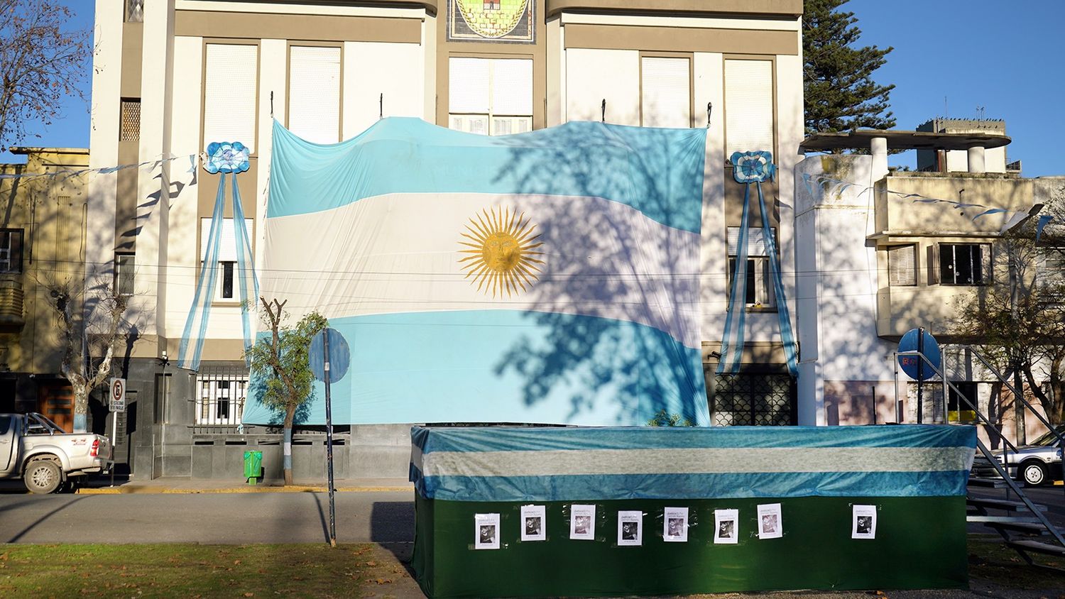 Escenario. Se instaló frente a la Municipalidad