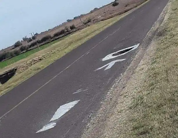 Ruta 32: ante la inacción de Vialidad vecinos demarcan los pozos con pintura