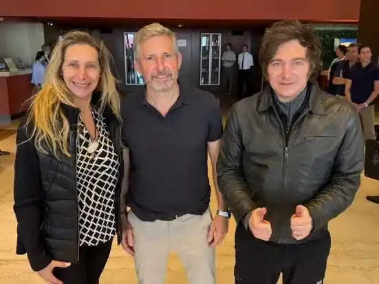 Javier Milei llegó a Paraná y fue recibido por el gobernador Frigerio