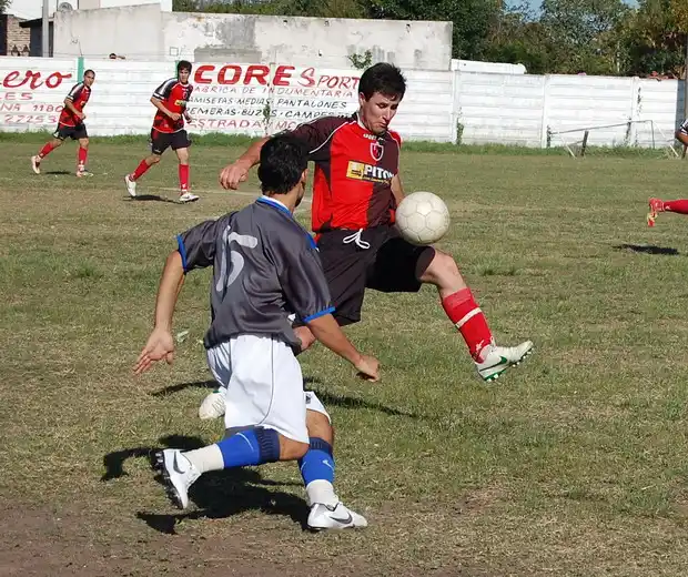 Isleños goleó a La Vencedora y es puntero