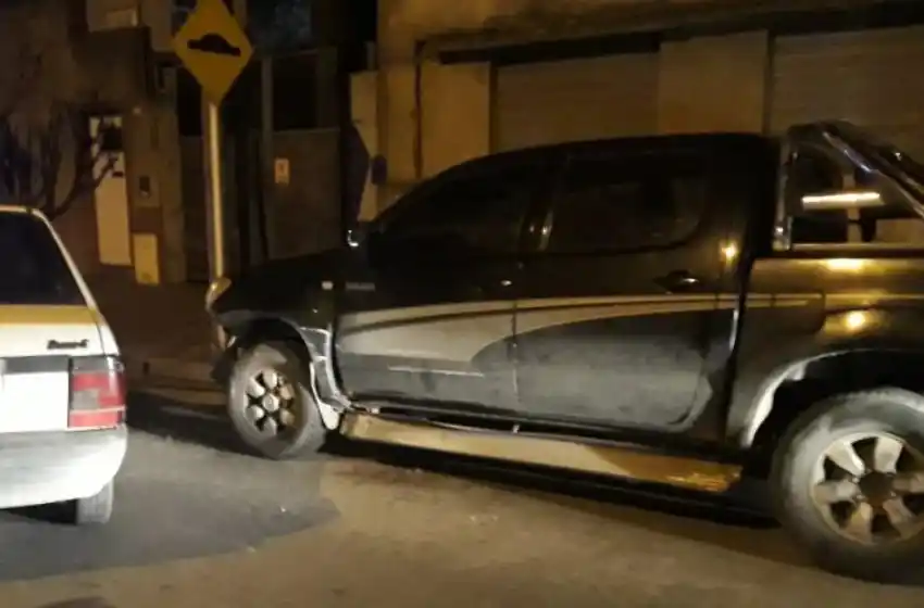 Conducía ebrio, quiso doblar en una esquina y provocó un choque