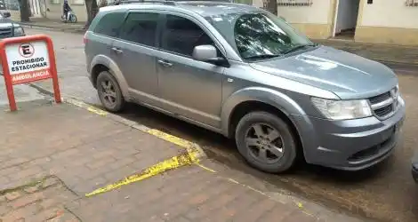 “Rampa, línea amarilla, cartel”