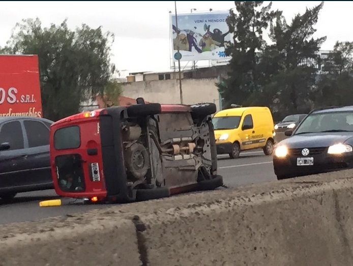 Triple choque y vuelco en Panamericana altura Vicente López
