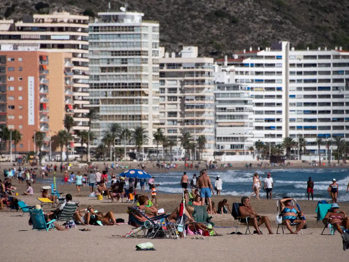 Expertos atribuyen a la relajación del verano el origen de la segunda ola de covid en Europa