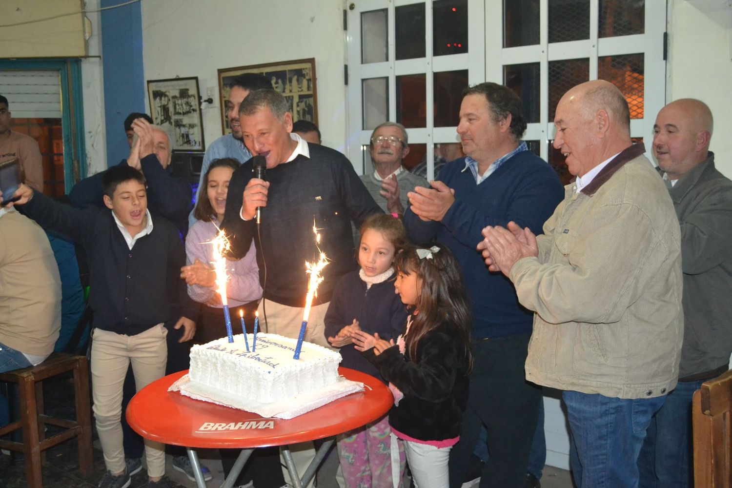 El momento más emotivo del festejo y fue cuando se apagaron las velitas de la torta. Hubo momentos de mucha emoción en el Club de La Banda Azulada.