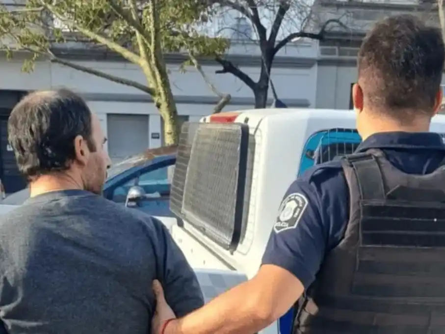 Policía de franco se quedó dormido al volante, intentó fugarse y atacó a otro efectivo.