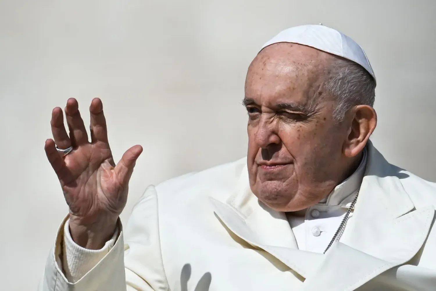 El Papa se encuentra bien y los primeros análisis postoperatorios son positivos