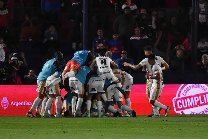 El festejo de los jugadores de Arsenal en Victoria.