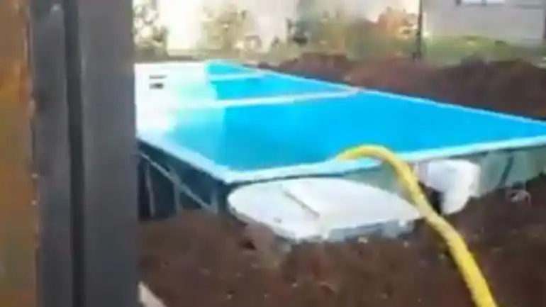 Despedido por usar hidrante municipal para llenar su piscina
