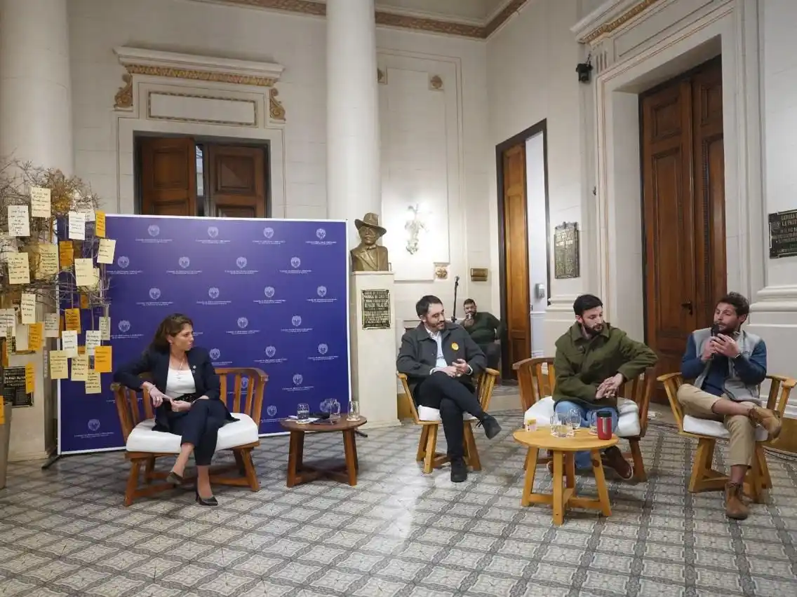 La diputada Sofía Galnares durante el desarrollo del conversatorio. Foto: Gentileza