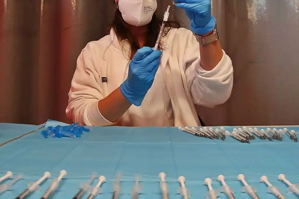 Enfermera “vacunó” con suero fisiológico a más de 8 mil personas