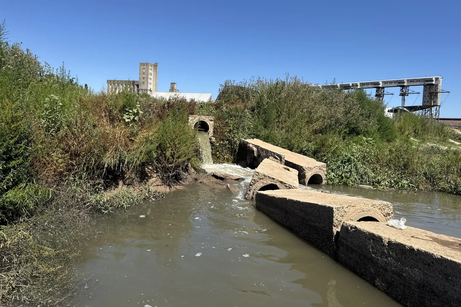 Así llegan los desechos cloacales sin tratamiento previo al río.