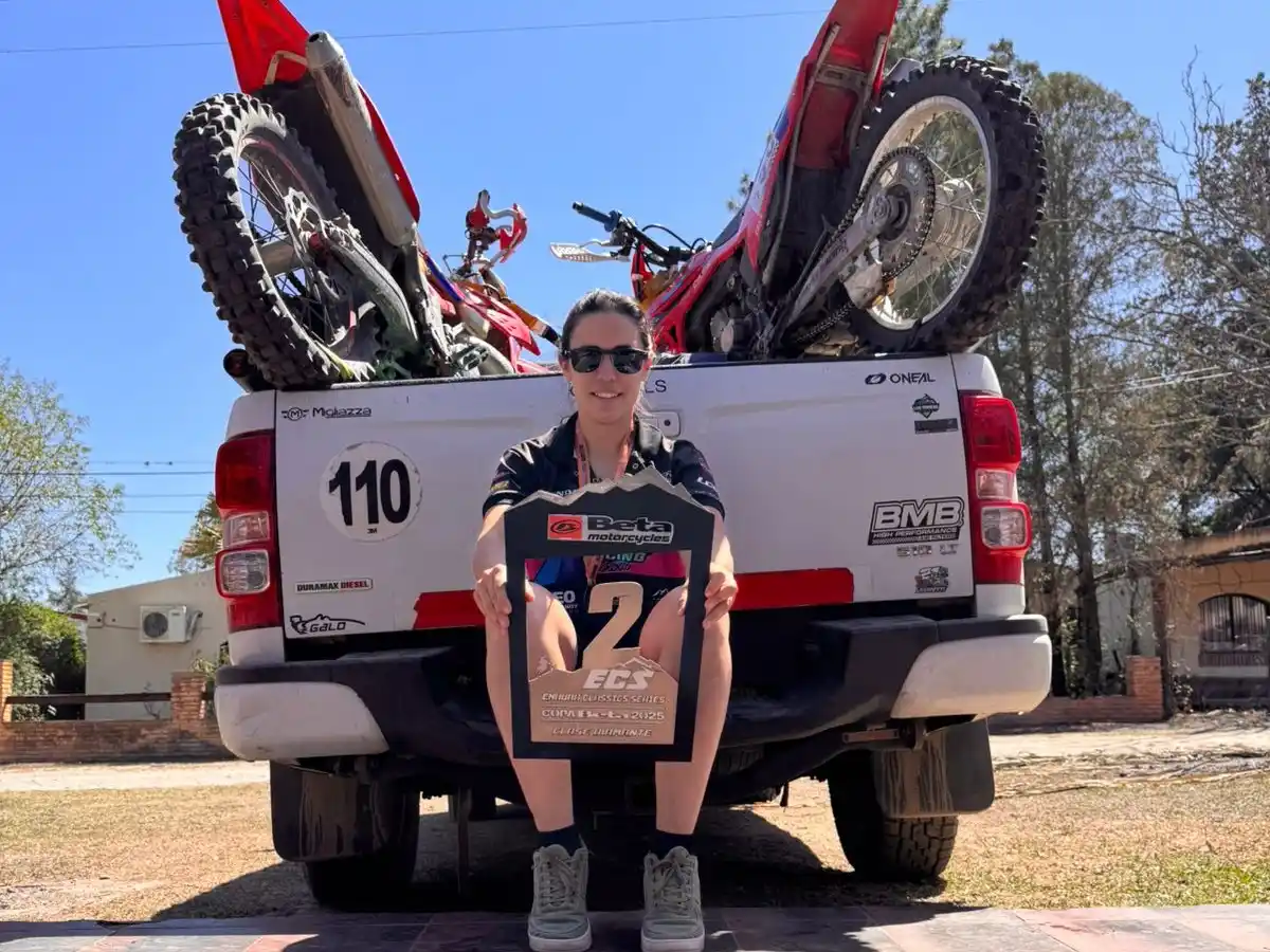 La venadense y su trofeo por el subcampeonato nacional.