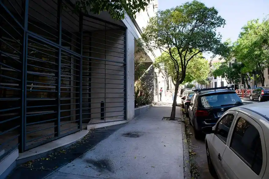 Encapuchados atacaron con bombas molotov el edificio del diario Clarín