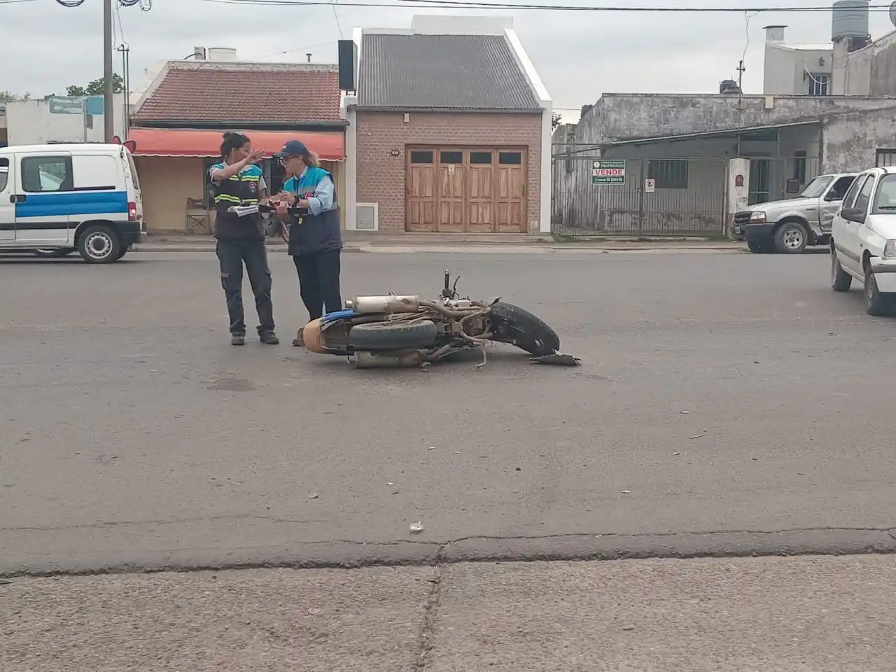 Un auto y una moto protagonizaron un choque en Av. Parque y Paraná