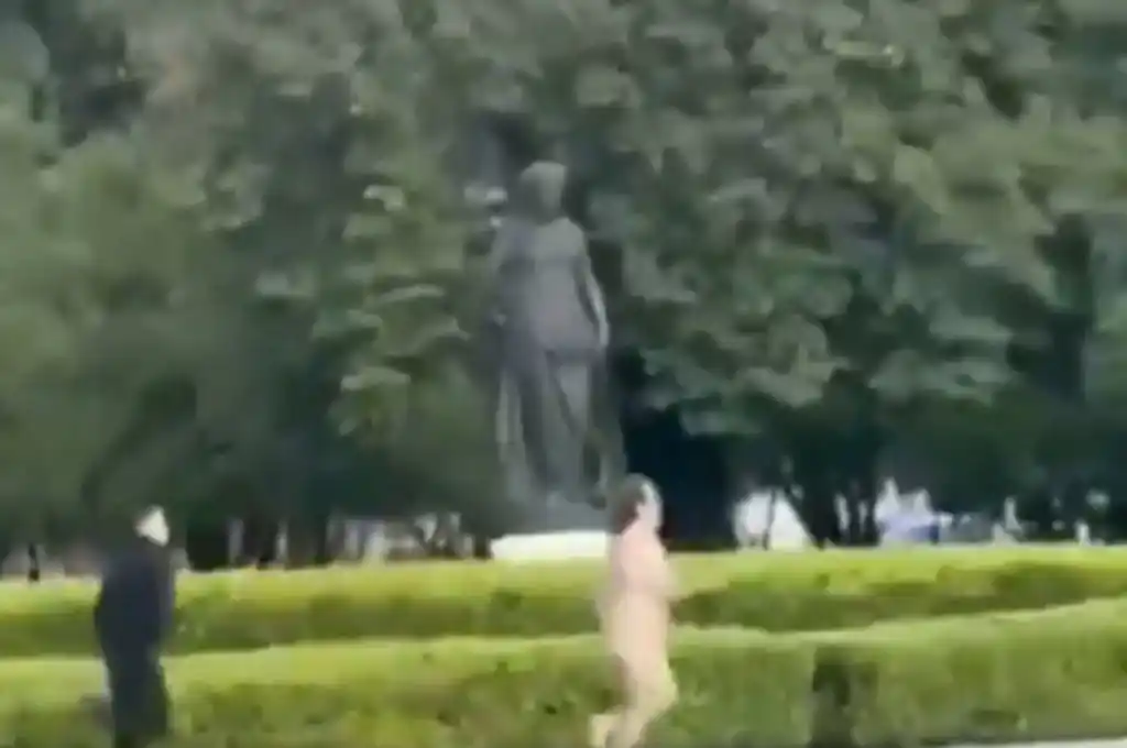 Detiene a un hombre desnudo en La Plata