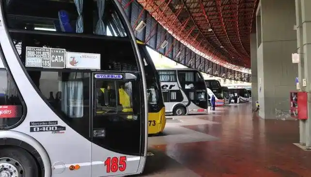 La UTA amenaza con un paro de micros de larga distancia