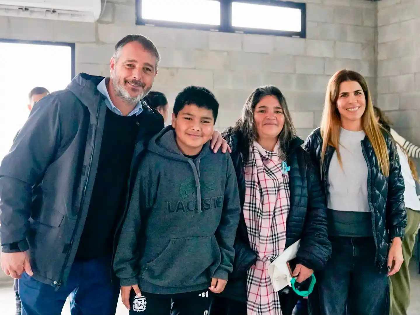 laurent y peralta junto a un niño programa ver bien aprender mejor