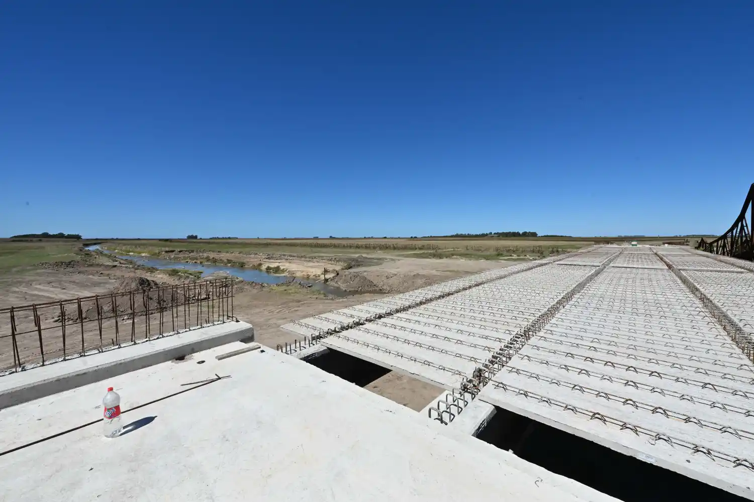 En los últimos días se concretó la colocación de vigas de hormigón sobre las columnas principales.