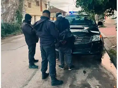 Aprehendieron a un hombre que reaccionó con violencia durante un operativo por un acampe en la vía pública