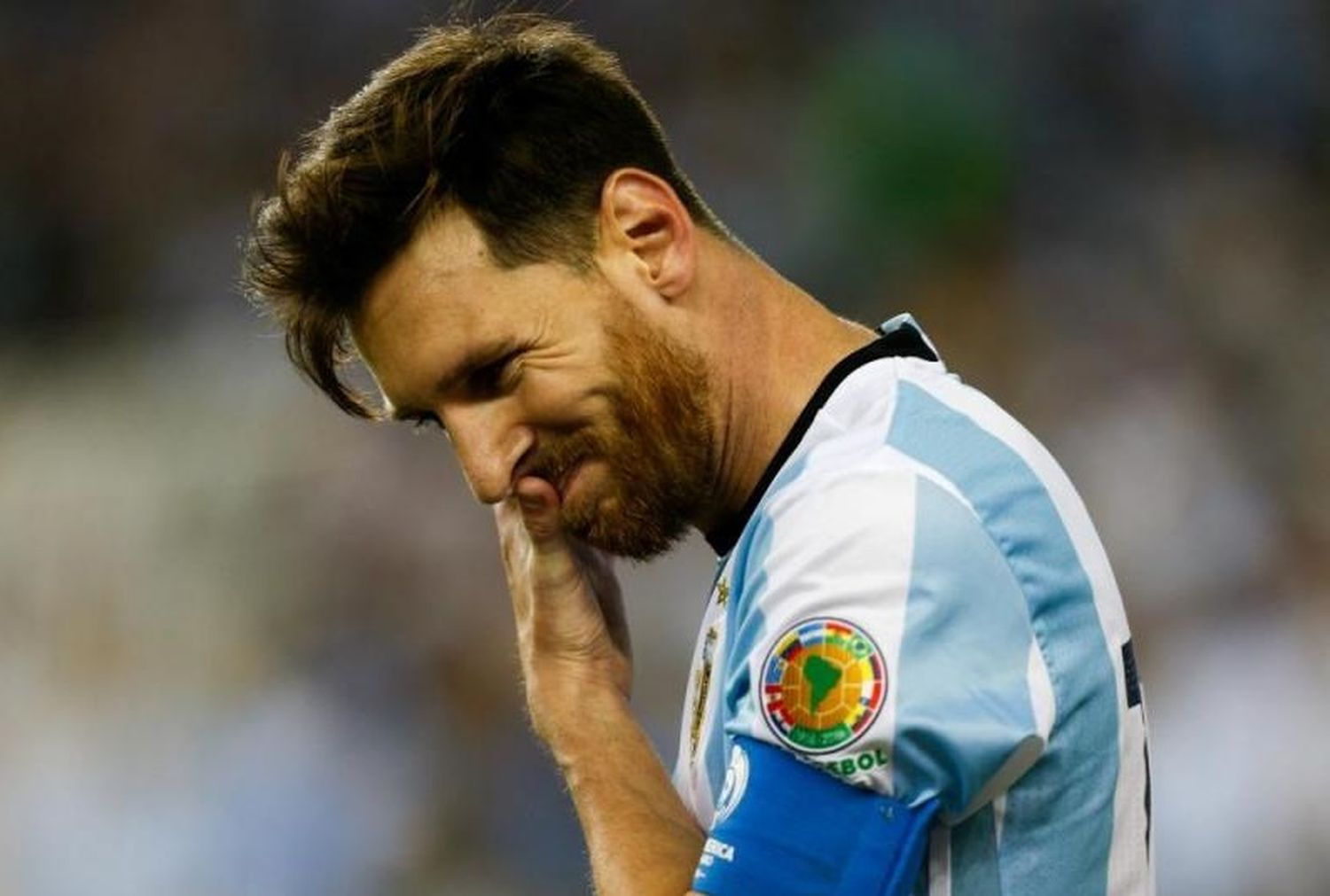Volvió borracho a su casa, y para no hablarle a su ex novia le escribió a Messi y al Kun